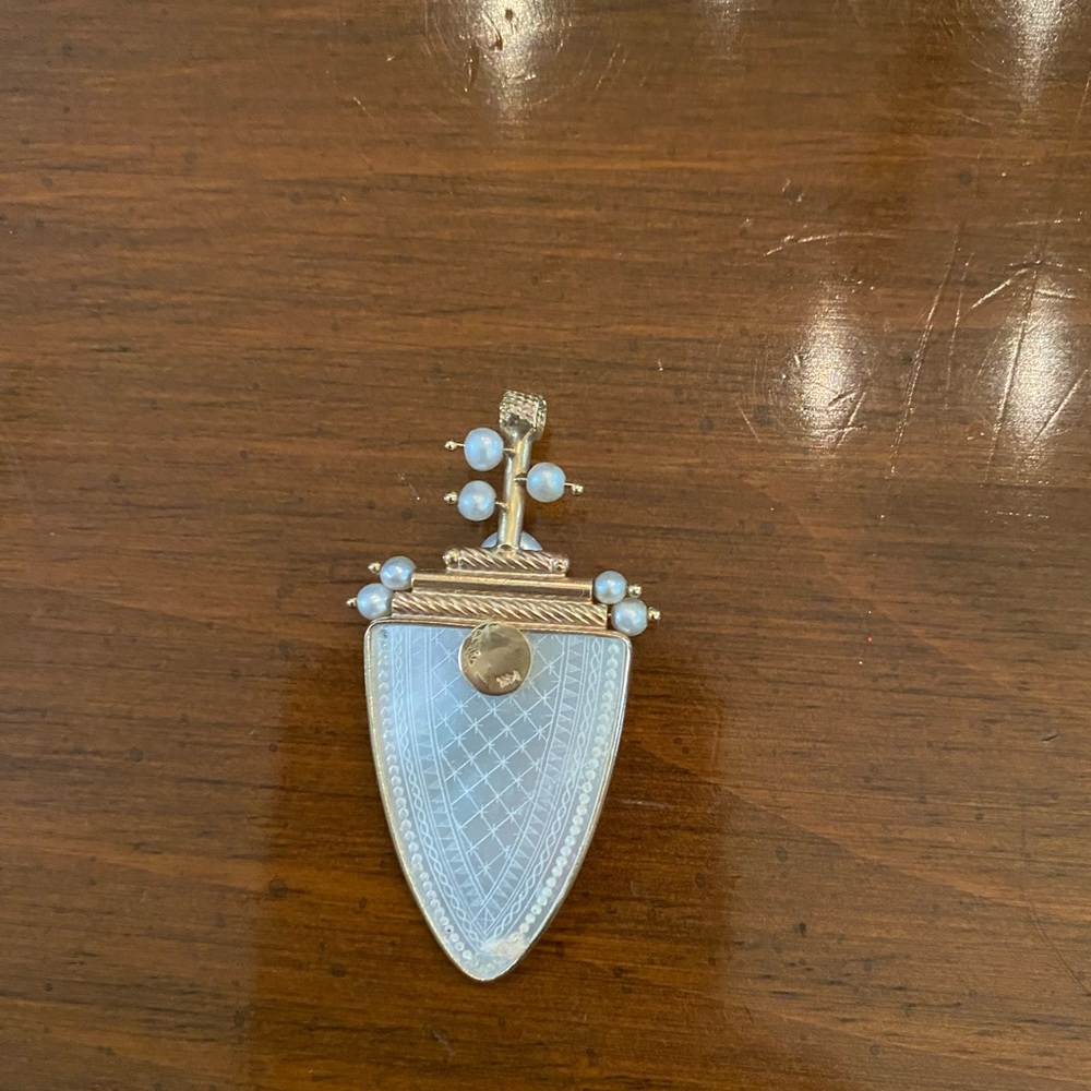 Pendant with color color and pearls